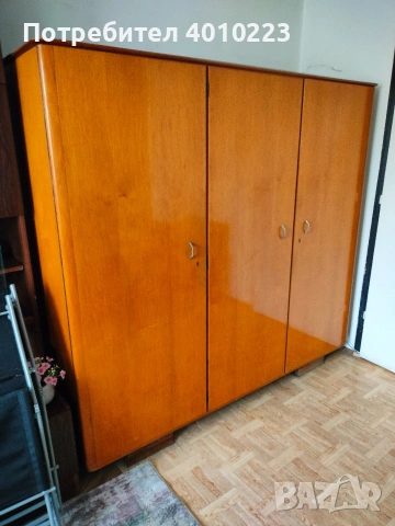 Продавам стабилен и запазен гардероб.