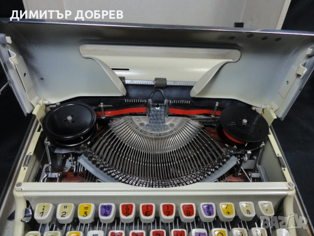 СТАРА РЕТРО ПОРТАТИВНА ПИШЕЩА МАШИНА OLYMPIA MONICA, снимка 2 - Антикварни и старинни предмети - 53749072