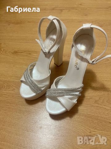Бели обувки на ток , снимка 2 - Дамски обувки на ток - 46399843