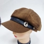 Елегантна дамска шапка тип фуражка с декоративна лента и метално лого, снимка 2
