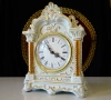 Немски порцеланов настолен часовник,злато,релеф. , снимка 1