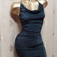 S Черна къса брокатена рокля , снимка 1 - Рокли - 45924775