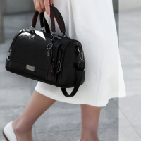 Черна дамска чанта от екокожа с къса и дълга дръжка, снимка 4 - Чанти - 45068372