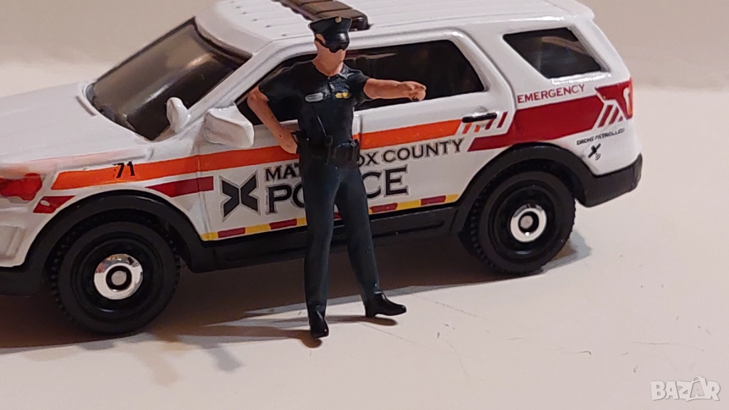 Фигурка полицай в мащаб 1-64 , снимка 1