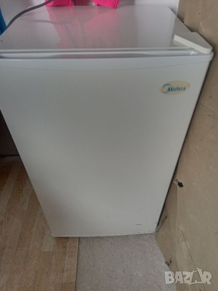 Малък хладилник с камера Midea, снимка 1