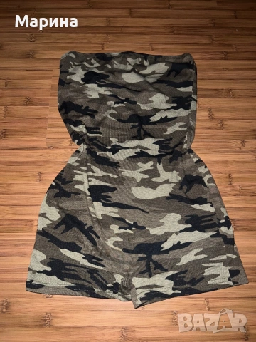 Комбинезон с камуфлажен принт, къси панталони и цвят зелено и каки