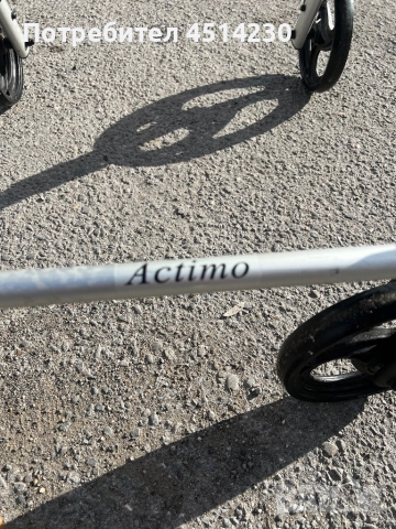 Ролатор/проходилка с седалка и спирачки – лека, стабилна и много удобна, снимка 3 - Ролатори - 52496929