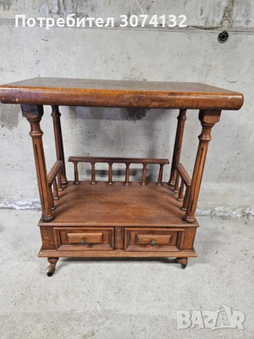 Масивен дъбов шкаф с колелца