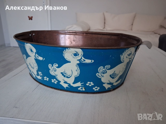 Стара ламаринена играчка корито