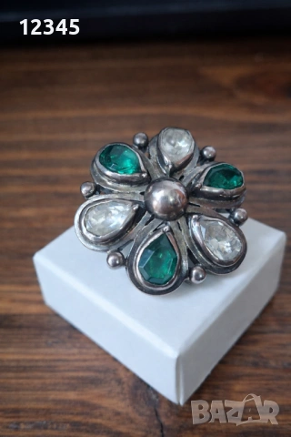 Стара сребърна брошка с камъни