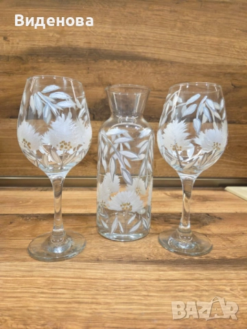 Предлагам за продажба ръчно рисуван сет гарафа и чаши за вино