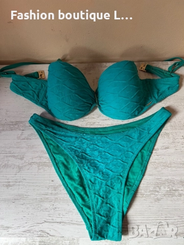 Тюркоазен бански от две части със златни детайли сутиен чашка C и долница М размер 🩱 