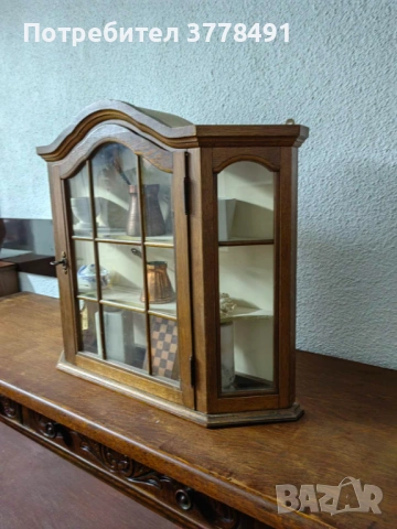 Малка стенна витрина