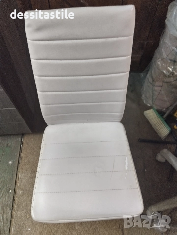 Бар стол и тръбен стол