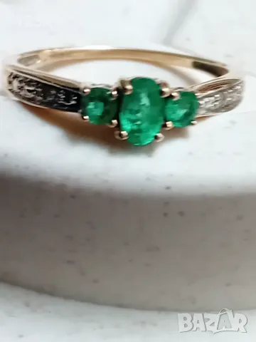 Златен пръстен с изумруди и диаманти
