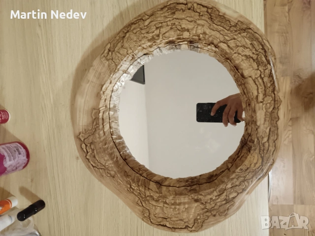 Продавам огледало от естествено дърво.