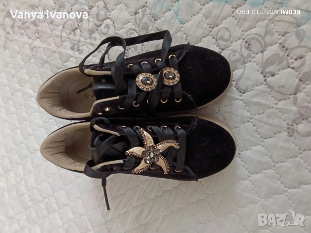 Черни плюшени кецове с брошки, снимка 5 - Кецове - 52803559