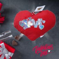 Подаръчна плюшена музикална възглавничка Сърце с бляскав надпис LOVE, 20см, снимка 5 - Романтични подаръци - 45775094