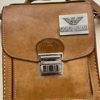 Giorgio Armani естествена кожа чанта, снимка 2 - Чанти - 45037184