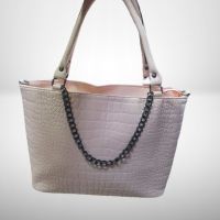 Изисканост и удобство в едно: Дамска чанта със синджир, снимка 4 - Чанти - 45734518