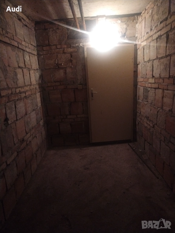 Под нем склад мазе подходящо  за, съхранение на багаж, лични вещи, снимка 1