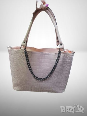 Изисканост и удобство в едно: Дамска чанта със синджир, снимка 2 - Чанти - 45655114