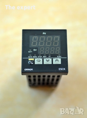 Omron Цифров температурен контролер E5CK-AA1