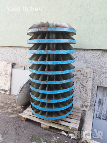 Въртящ се масивен стилаж, снимка 3 - Стелажи и щандове - 53695820