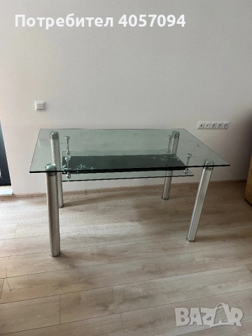 Продава се: голяма стъклена маса за хранене.