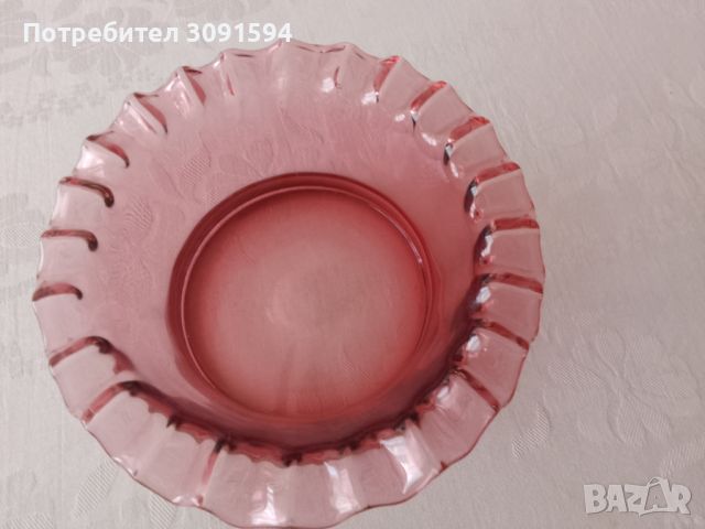 Арт Деко Стъклена  бомбониера с релефен ръб цвят червена боровинка диаметър 18 см горната част долна, снимка 2 - Антикварни и старинни предмети - 45622085