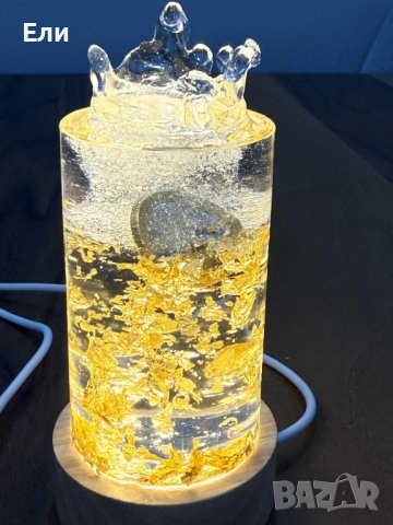 Авангардна декоративна лампа с монета от 1 лев във водата