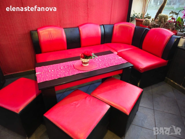 Комплект дивани, маса и три табуретки в червено и черно, снимка 4 - Дивани и мека мебел - 54001085
