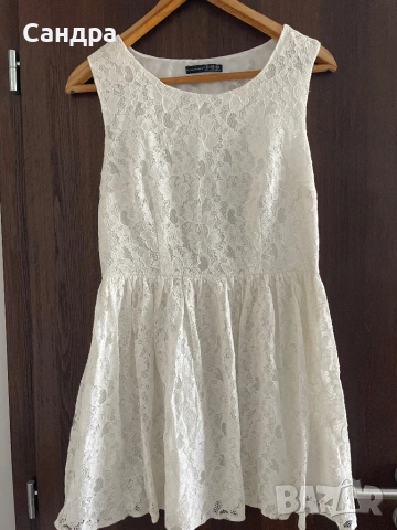 Бяла дантелена рокля