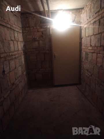 Под нем склад мазе подходящо  за, съхранение на багаж, лични вещи