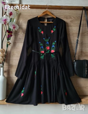 Черна рокля с бродирани цветя 