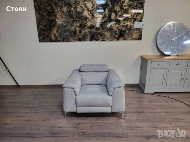 Светло сив фотьойл от плат с електрически релаксиращ механизъм