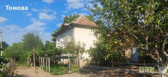 Продавам прекрасна двуетажна къща с двор в село Горна Бешовица,община Мездра, снимка 3 - Къщи - 52152004