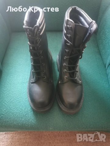 Продавам военни обувки...