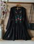 Черна рокля с бродирани цветя , снимка 1 - Рокли - 45430898