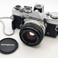 Olympus OM-1n с Olympus Zuiko Auto-S 50mm f1.8, снимка 1 - Фотоапарати - 45036296