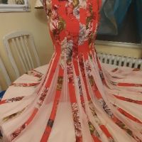Стилна рокля на марката ASOS  червена с флорални мотиви, снимка 1 - Рокли - 45484682