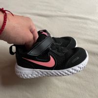 Оригинални детски маратонки Nike Revolution 6, снимка 2 - Детски маратонки - 45195066