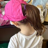 Детски шапки с място за опашка 💖👱🏻‍♀️🧢, снимка 6 - Шапки, шалове и ръкавици - 45775572