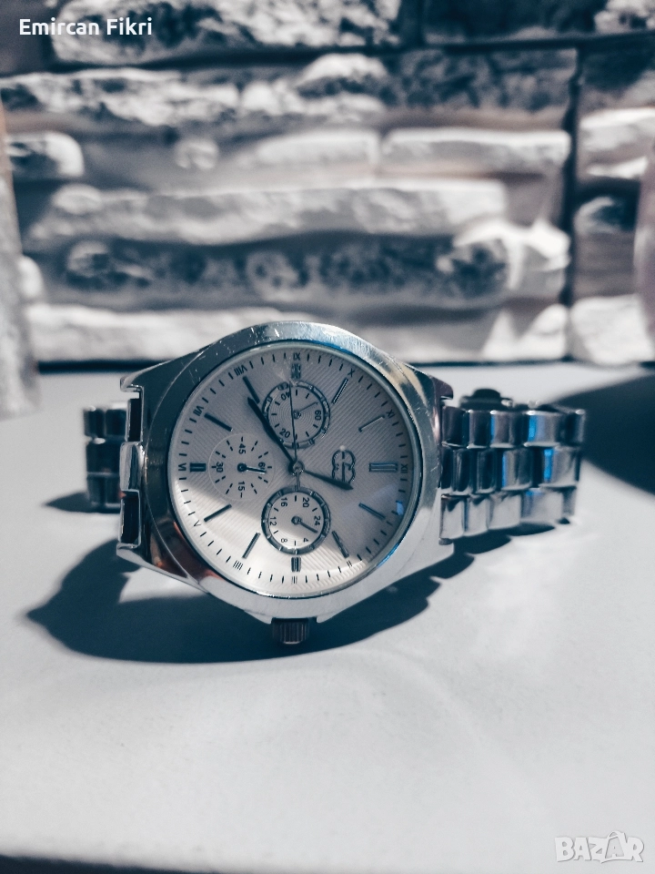 Женски часовник – стилен аксесоар, работещ, с леки следи, снимка 1