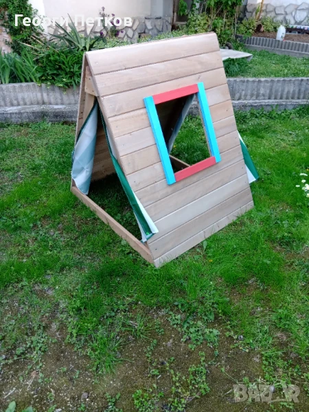 Детска дървена къщичка, с рампа за катерене., снимка 1