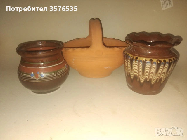 Лот 2 броя керамични саксии + 1 вазичка – битов стил (със забележка)