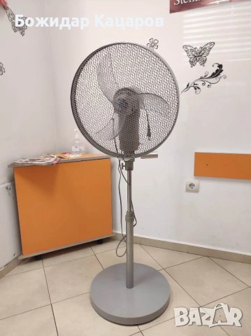 Вентилатор с три скорости и осцилация консумация 48w, диаметър на перката 40 см. Цена- 25 евро.