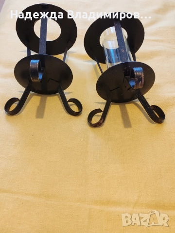 Два метални свещеника 