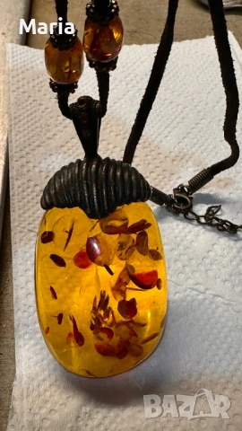 Масивен кехлибарен медальон – ръчна изработка, снимка 3 - Антикварни и старинни предмети - 53254978