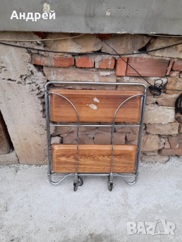 Стара количка за сервиране